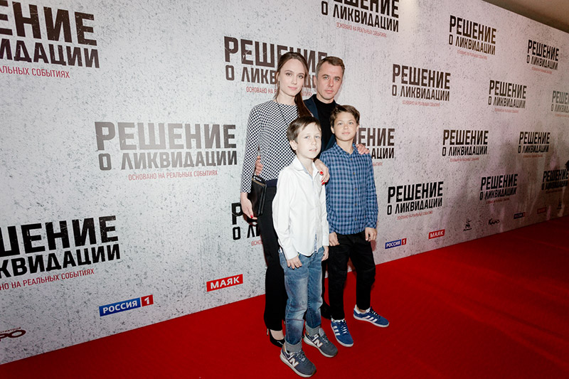 Игорь Петренко с женой и детьми на премьере фильма