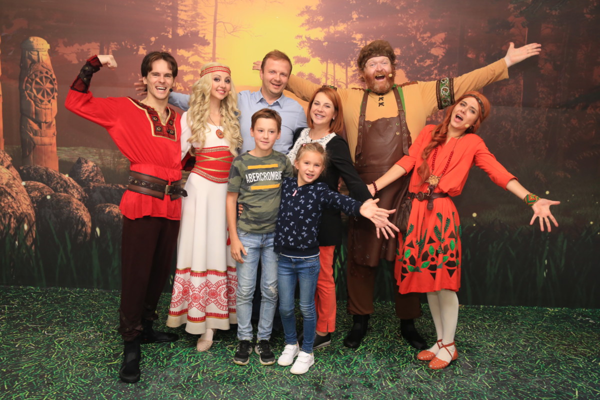 Ирина Слуцкая с детьми на празднике в “Москвариуме”
