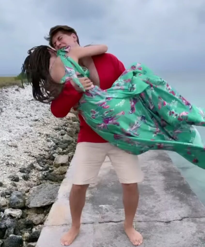 Почему бузова рассталась с давай. Манукян на Мальдивах танцует. Бузова и ее женихи.