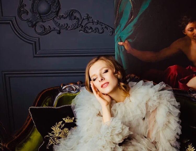 Без макияжа и с конвертом Шанель: Лиза Арзамасова на выписке из роддома