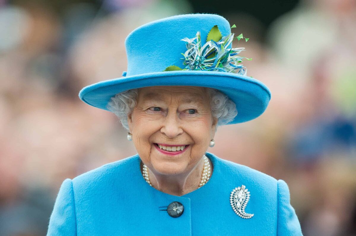 Королева Елизавета II напугала синими руками