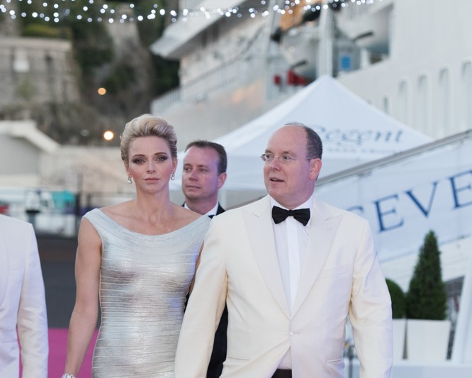 Возвращение домой: княгиня Шарлен продолжит лечение в Монако