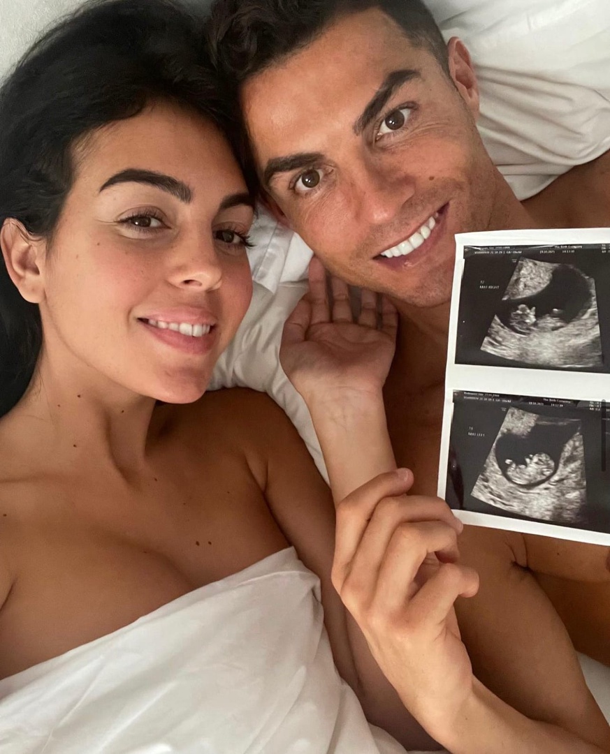 Криштиану Роналду опубликовал первое фото с новорожденной дочкой