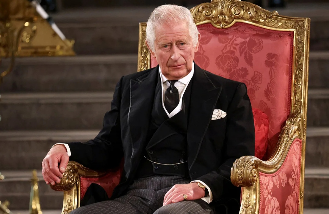 Король Британии пришел в публичное место в носках с дыркой