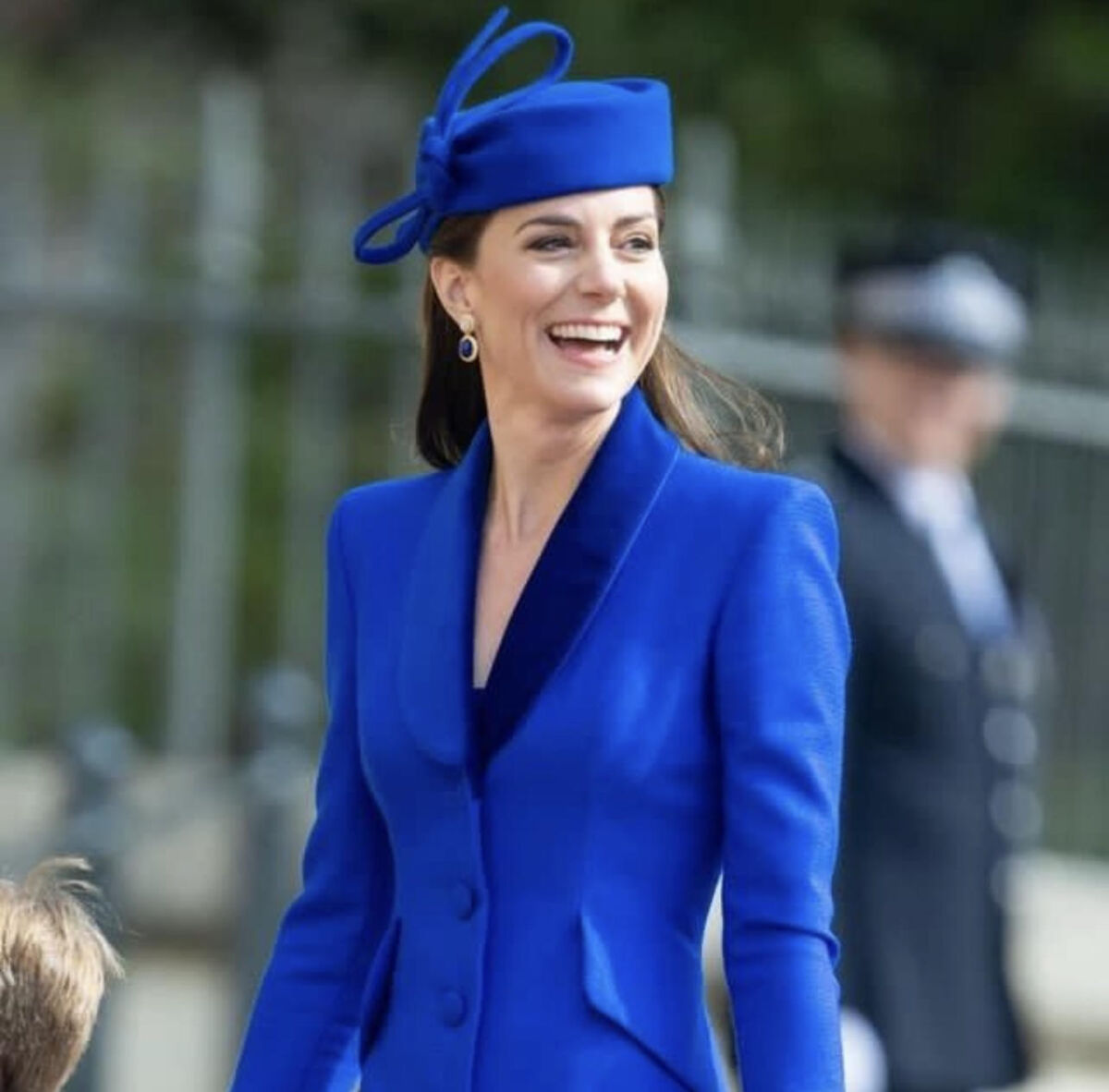 Настоящая принцесса: Кейт Миддлтон в синем пальто на пасхальной службе