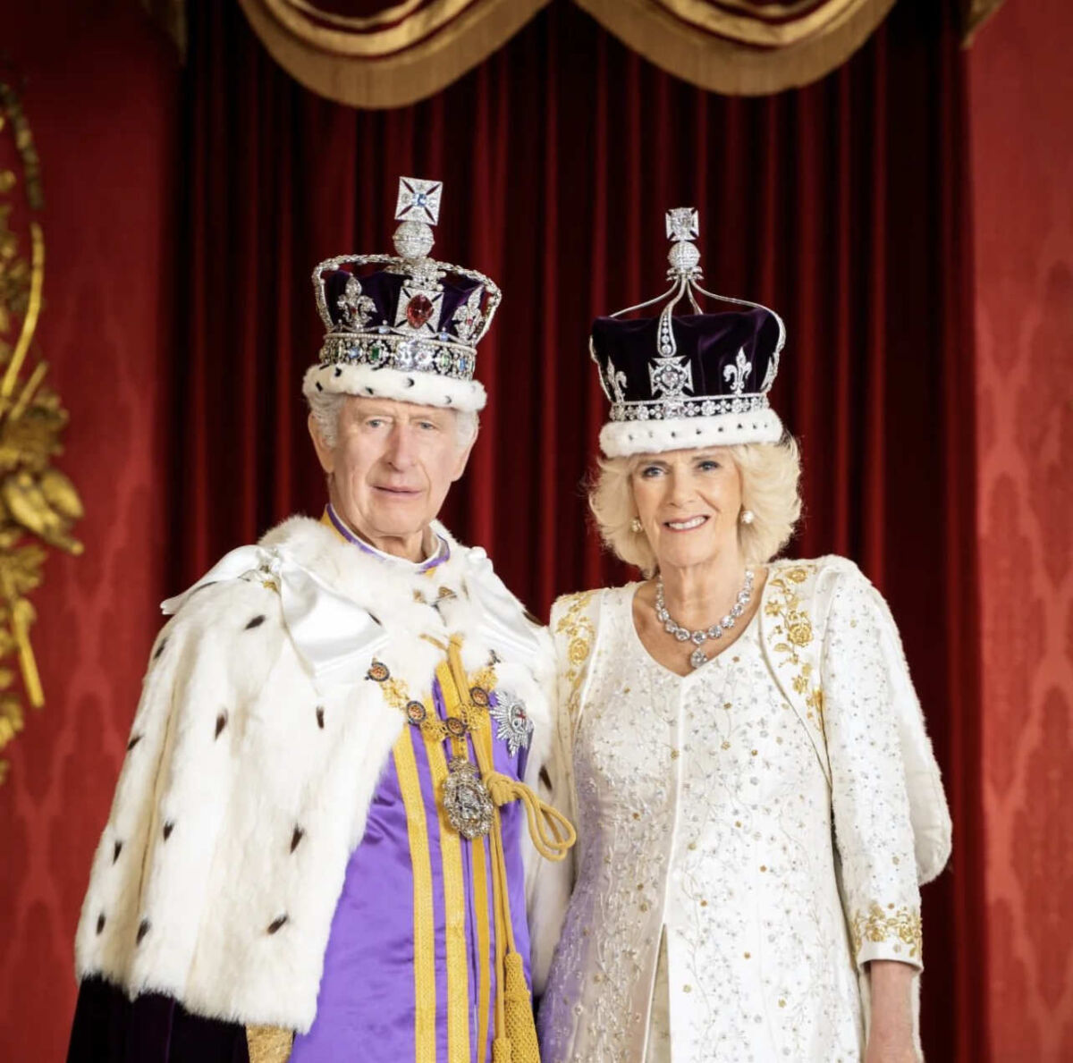 Букингемский дворец опубликовал портреты короля и королевы