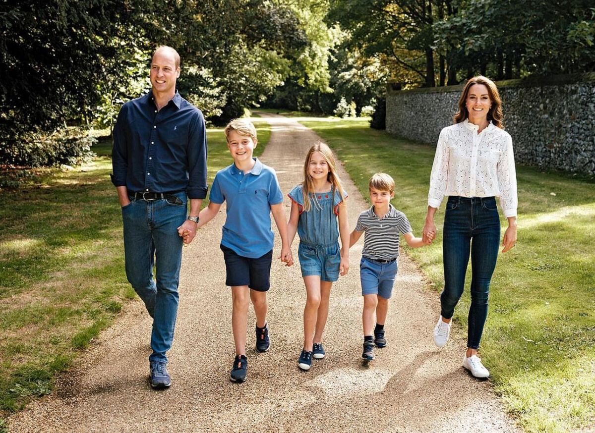В джинсах и белых рубашках: рождественский снимок Кейт Миддлтон с мужем и детьми
